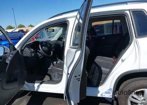 2017 Volkswagen Tiguan 2.0T/2.0T S из США, поврежденный, VIN WVGAV7AX1HK015595